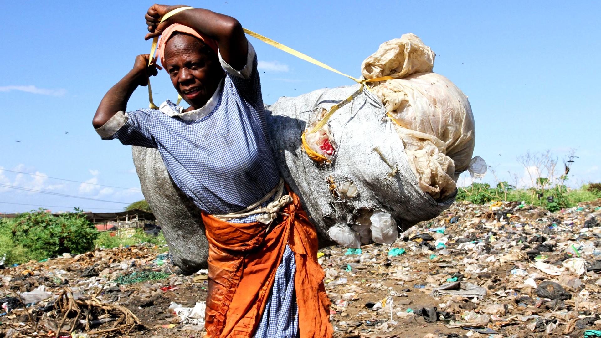 Kenya Pollution President Kenyatta vows plastic ban by 2020. emc2.gr
