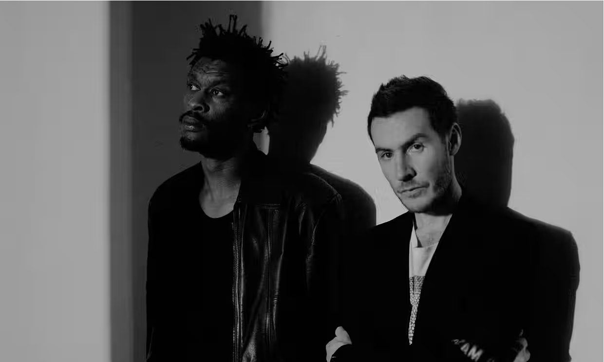 Massive attack фото. Massive attack blue lines. Robert del naja. Massive attack "100th window". Massive attack with me.